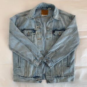 Levi's Blue Denim Lightweight Trucker Jacket with Contrast Stitching